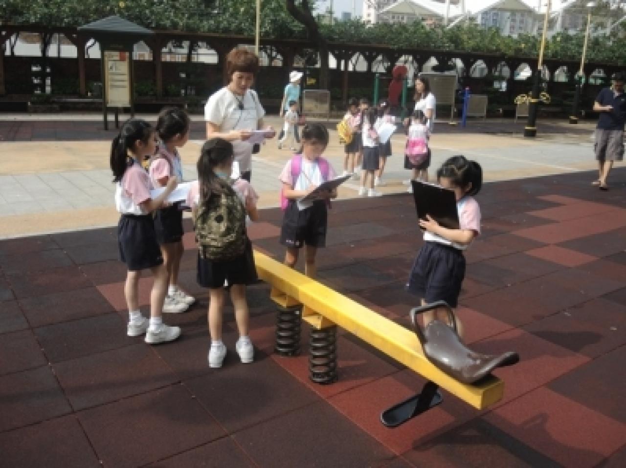 P.1 students visited Fa Hui Park and evaluated if it was a good park for children. 