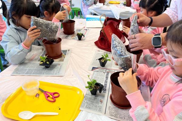 同學與家長義工一起「落手落腳」種植，令她們對植物有更深的認識。
