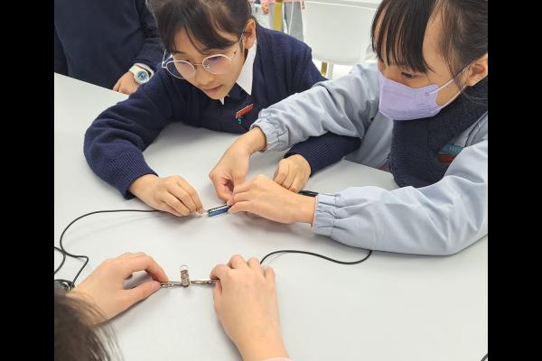 P5同學「動手做」，在課堂進行電的探究，認識閉合電路的原理。