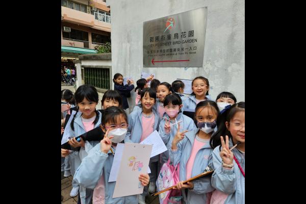 透過老師的介紹，同學認識到學校附近不同的社區設施！