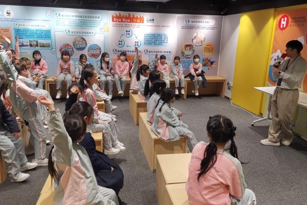 為了學習香港房屋的歷史，同學一同前往，房協展覽中心，探索公共房屋的轉變。