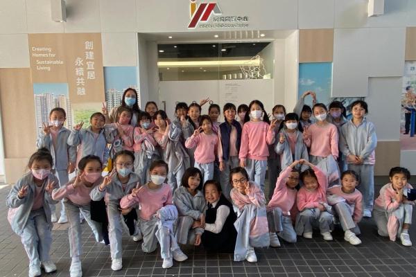 為了學習香港房屋的歷史，同學一同前往，房協展覽中心，探索公共房屋的轉變。