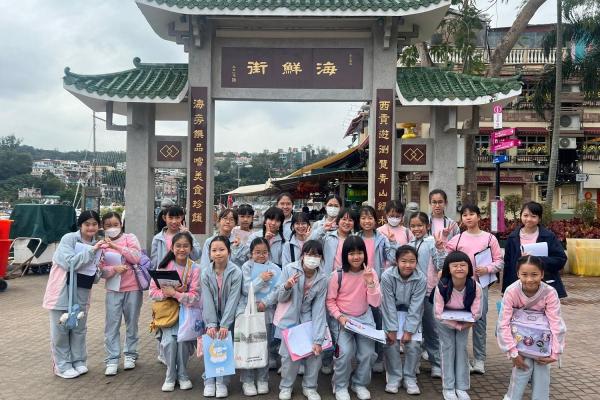 西貢是香港的旅遊熱點之一，同學們一起前往那裏探索其吸引之處。