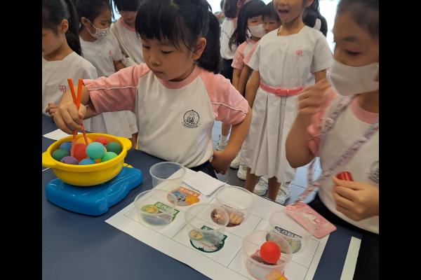 三年級同學認識浪費衣服帶來的影響後，積極宣傳回收衣服活動，為環保出一分力。