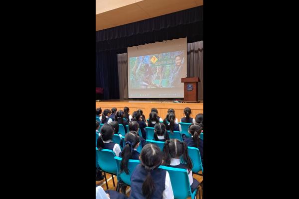 同學在課餘自學知識，利用短片與同學分享。學校安排欣賞會讓同學觀看優異作品。