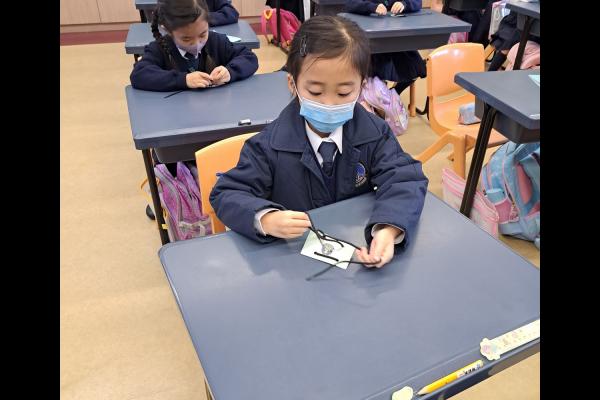 同學在課堂上學習正確刷牙及綁鞋帶的方法，培養自理能力。