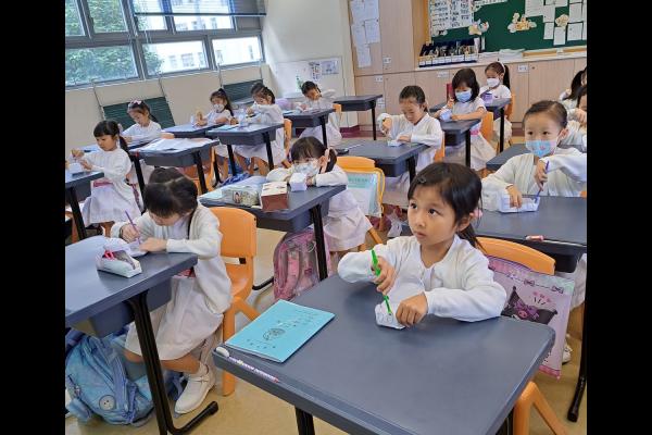同學在課堂上學習正確刷牙及綁鞋帶的方法，培養自理能力。