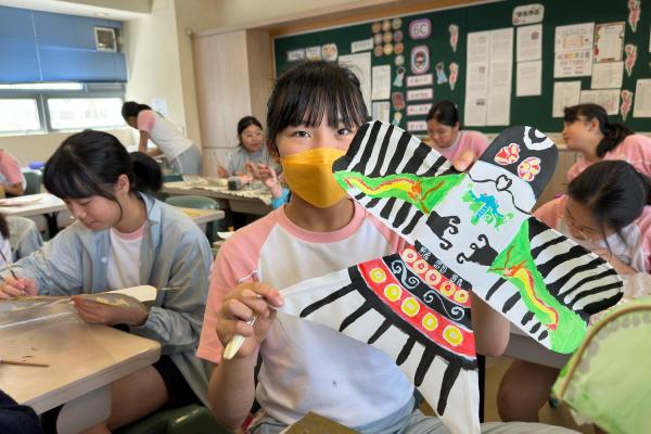 六年級《北京歷史文化藝術之旅》彩繪沙燕風箏